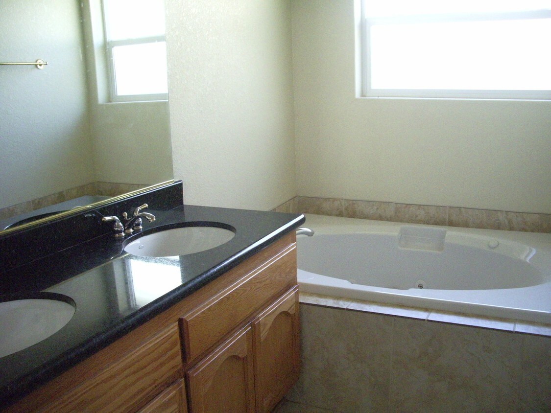 Foto del edificio - 21276 White Pine Dr