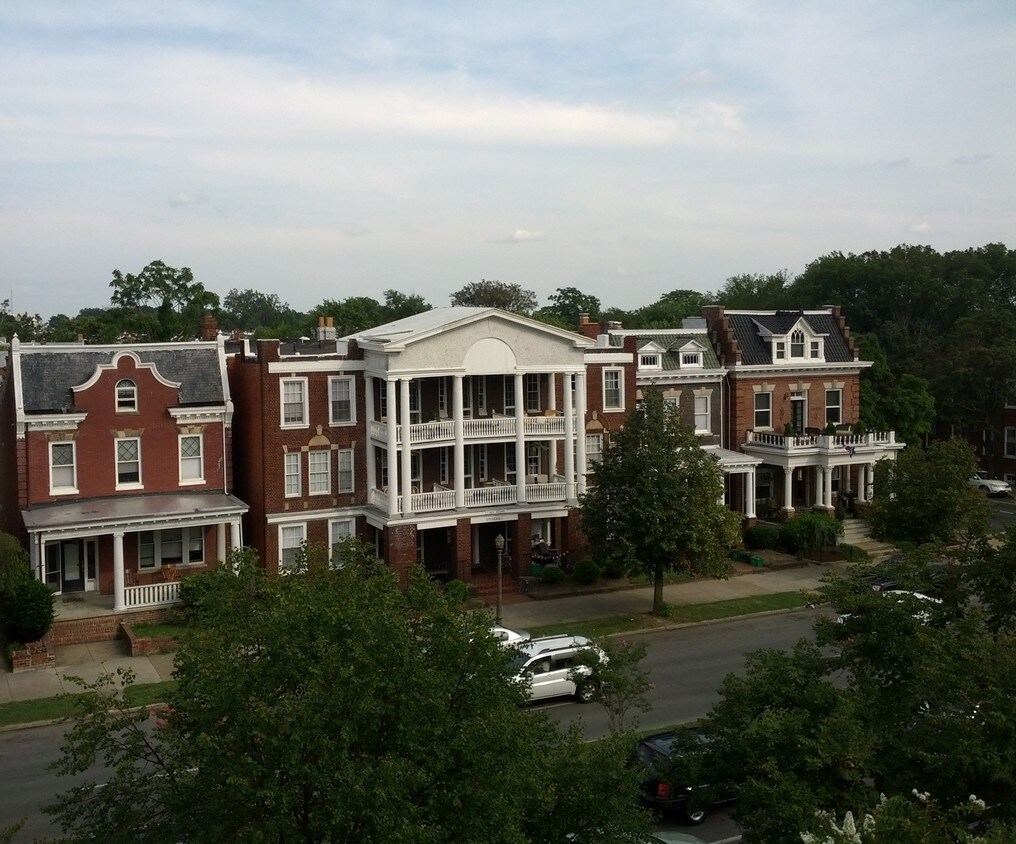 Foto del edificio - 7 N Arthur Ashe Blvd