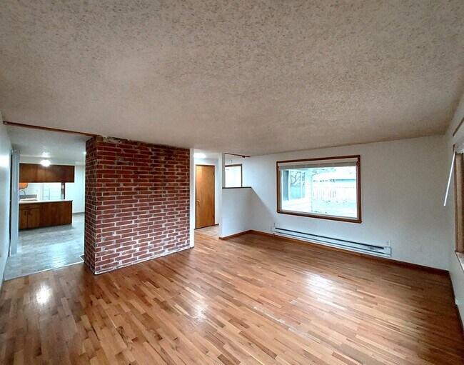 Building Photo - Cozy 3 Bedroom Rambler in the Heart of Uni...