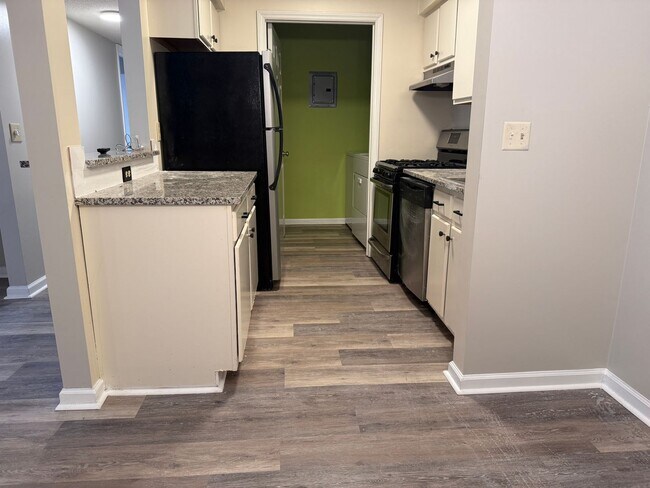 Foto del edificio - Inviting 1-Bedroom Condo with Natural Light!