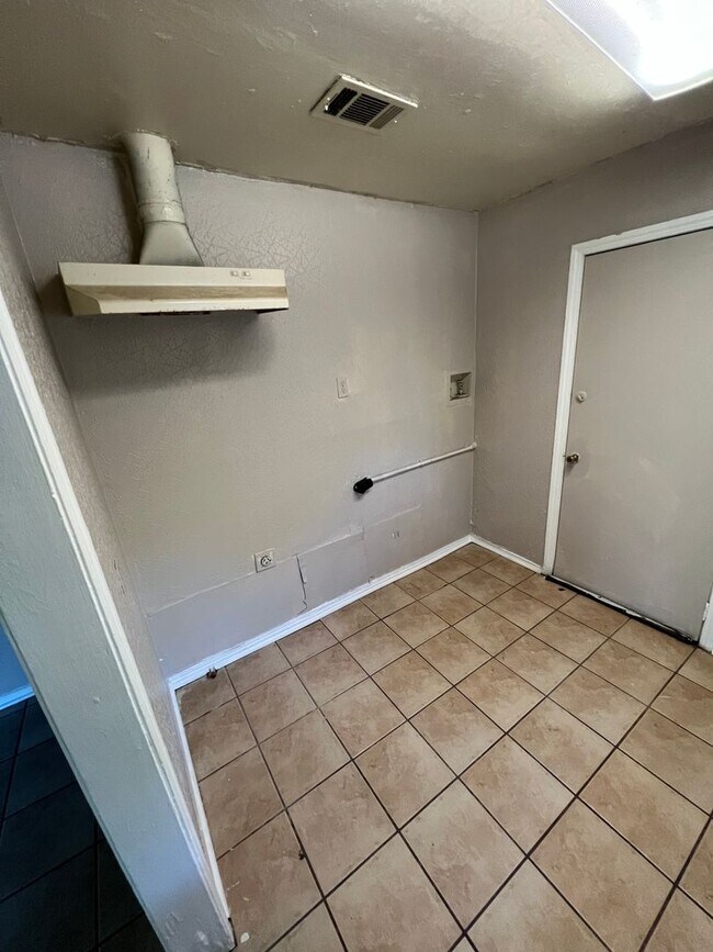 Building Photo - Coming Soon! 2bed/1bath on corner lot!