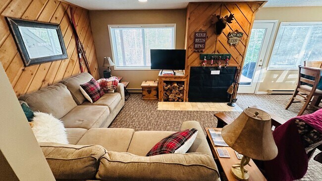 Foto del edificio - Seasonal 6 Month Lease Available!  $1,700/ mo Charming Two-Bedroom Condo in Waterville, NH!