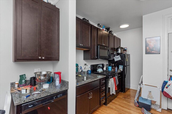 Building Photo - 1 bedroom in Chicago IL 60618