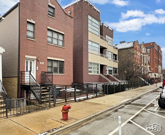 Foto del edificio - 1504 W Augusta Blvd