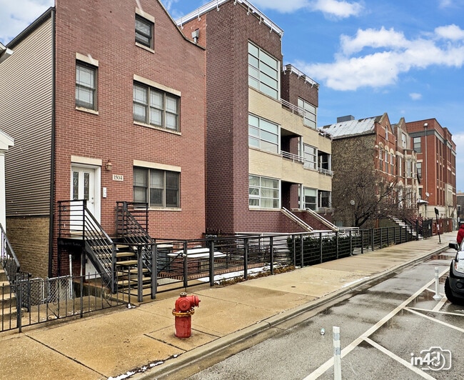 Building Photo - 1504 W Augusta Blvd