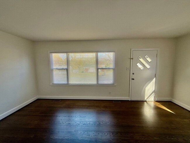 Building Photo - Three bedroom, 1.5 bath house in Burlington