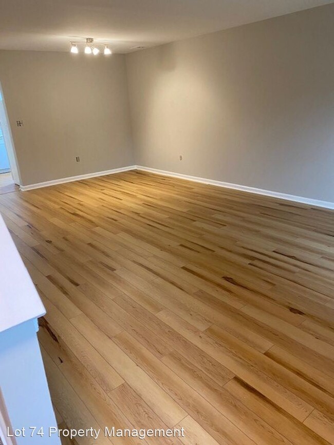 Building Photo - 3 br, 1.5 bath House - 104 Empire Court