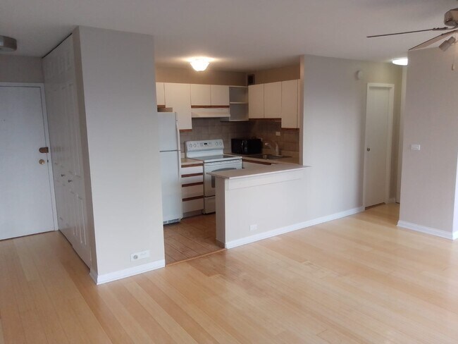 Foto del edificio - 2740 N Pine Grove Ave