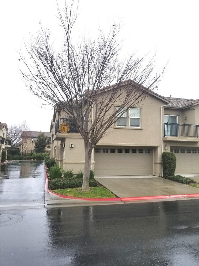 unit with 2 car garage and driveway for 2 more - 3301 N Park Dr