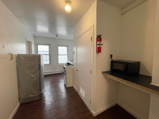 Building Photo - 435 Monmouth St