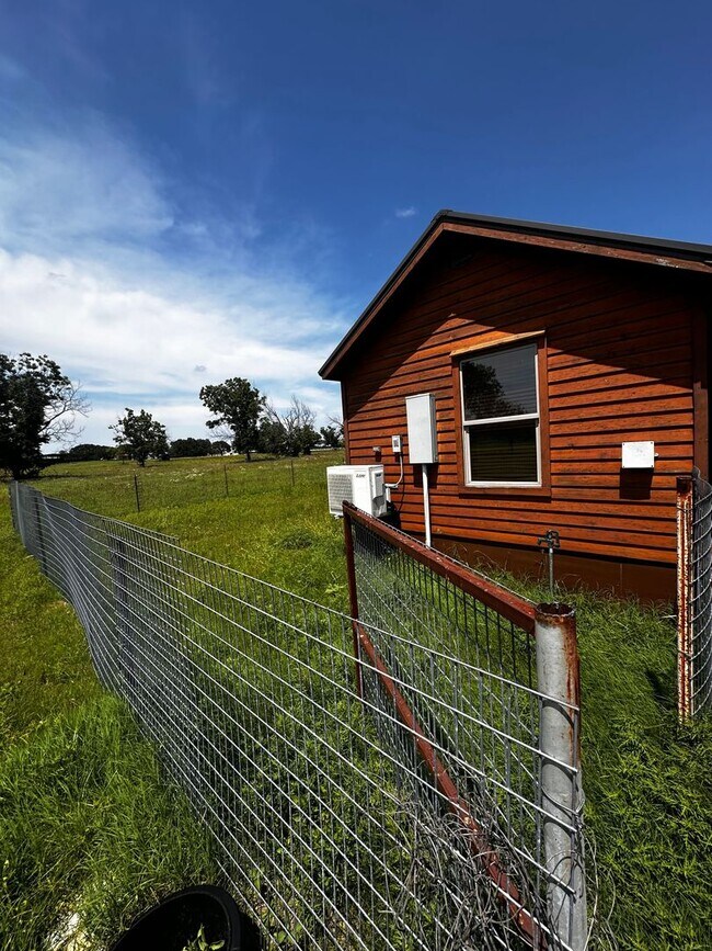 Foto del edificio - CABIN - Brock ISD - HORSES WELCOME