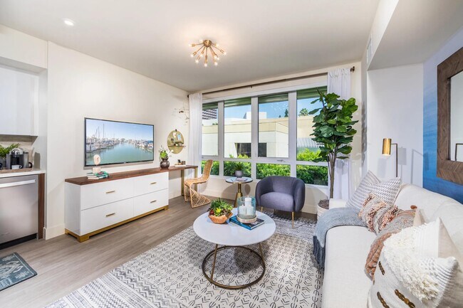 Sala de estar de concepto abierto con ventanales extragrandes que permiten la entrada de abundante luz natural. - 580 Anton