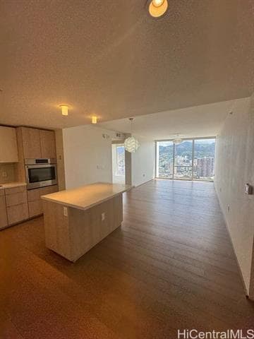 Building Photo - 888 Kapiolani Blvd