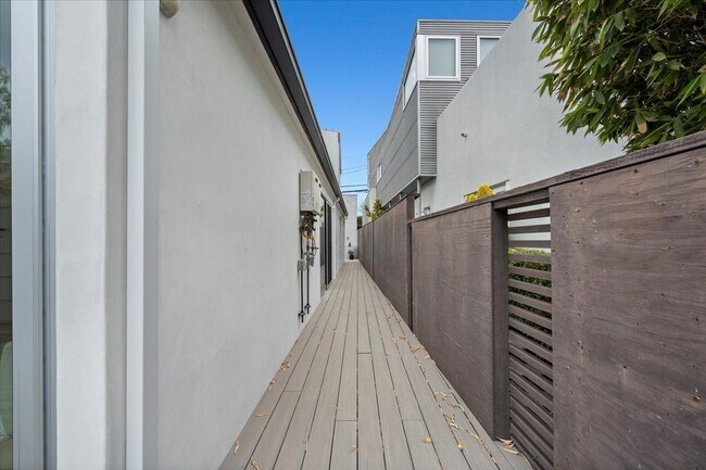 Foto del edificio - 541 Rose Ave