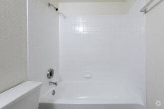 1BR, 1BA - 471 SF - Bathroom - Mountain Vista