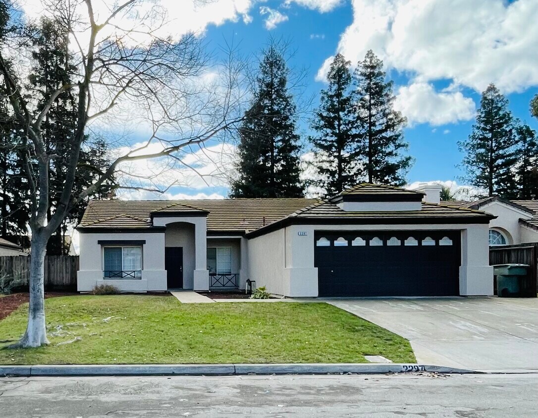 2297 E Cromwell - 2297 E Cromwell Ave