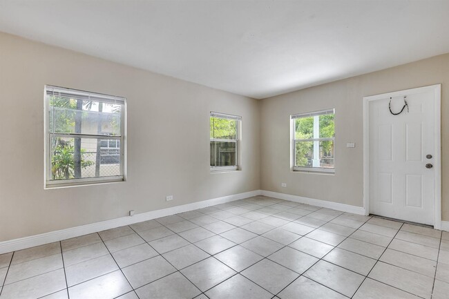 Foto del edificio - 729 NW 17th Ave