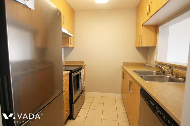 Photo du bâtiment - Circa Apartment For Rent 1101-3660 Vanness...
