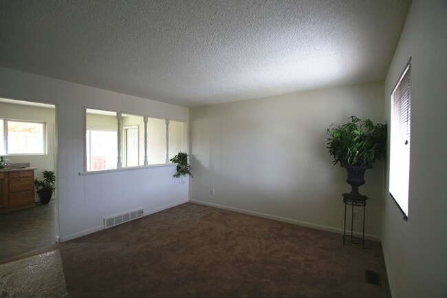 Building Photo - Bright and Airy Ranch home