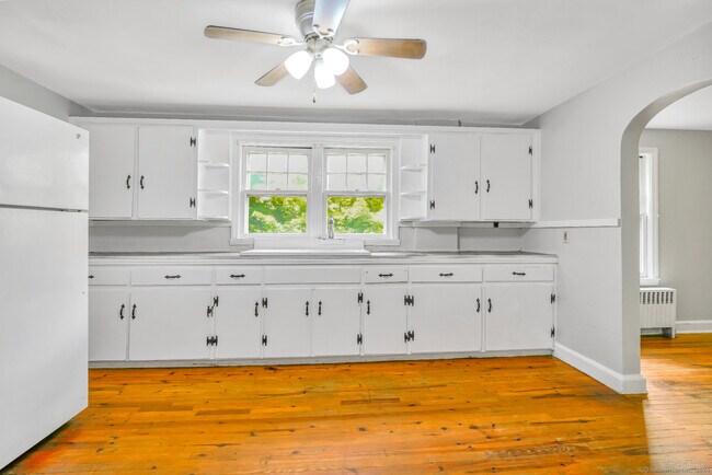Building Photo - 236 Winsted Rd