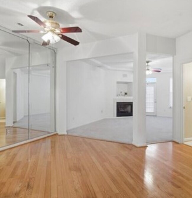 Comedor y sala de estar - 682 Windbrook Cir