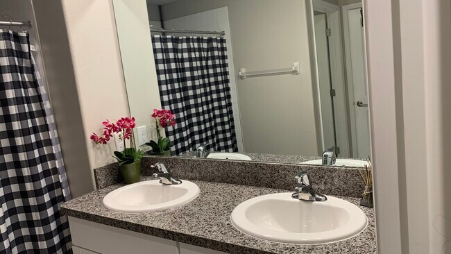 Building Photo - 584 Royal Empress Dr