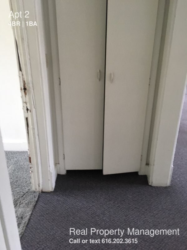 Building Photo - 4 bed 1 bath next to Ferris State Campus!