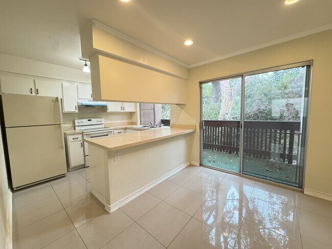 Foto del edificio - Mission Valley 2 Bedroom Two Story Second ...