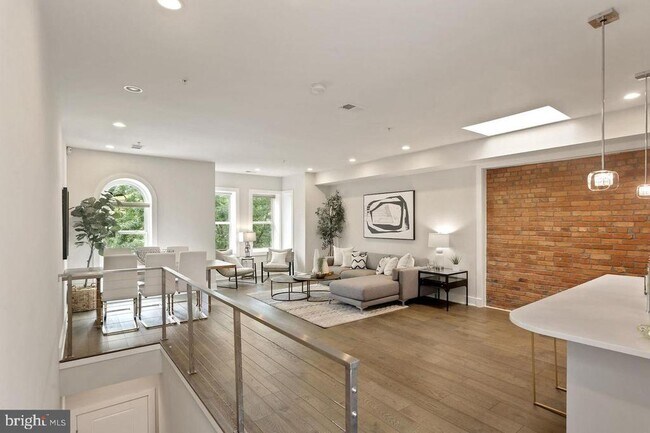Foto del edificio - 1852 3rd St NW