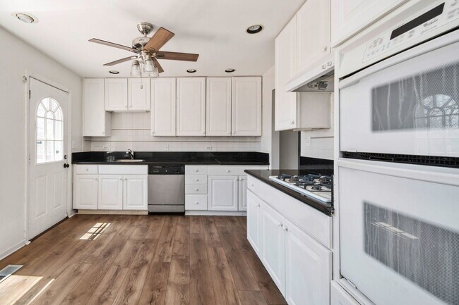 Building Photo - 1121 Abbott Ln