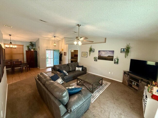 Foto del edificio - Your Own Backyard Oasis – 3 Bedroom Pool Home in South Crestview!