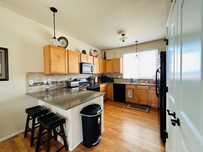 Building Photo - Gorgeous 3 bed/2.5 bath home with 3-CAR TA...