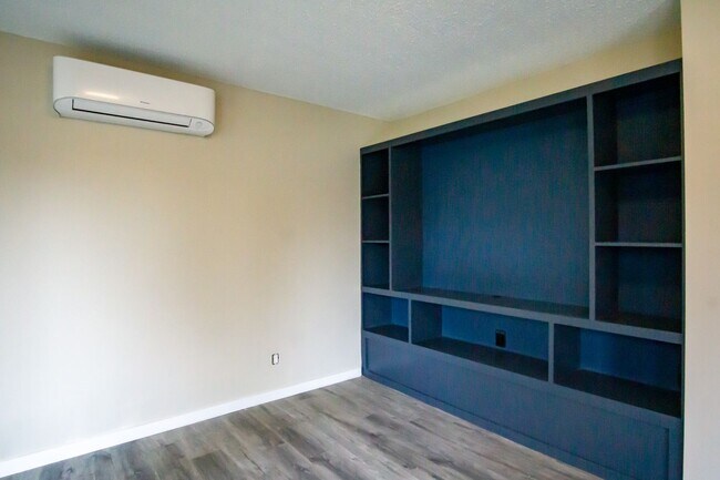 Foto del edificio - Stunningly Renovated Spacious 2-Bed w/Built-ins, DW, WD, Parking + More!