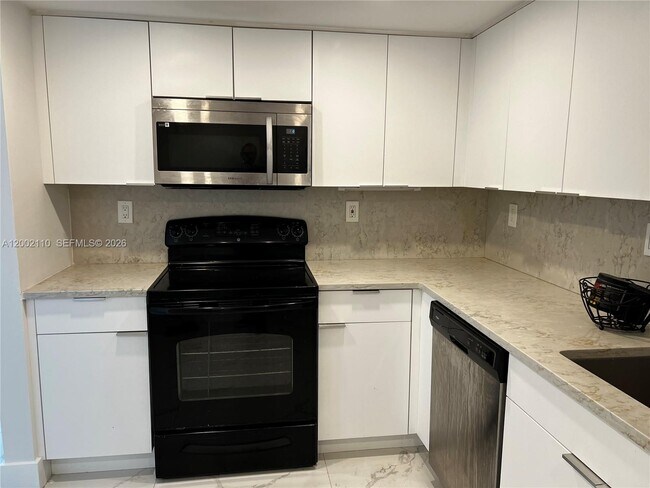 Foto del edificio - 3300 NE 192 St