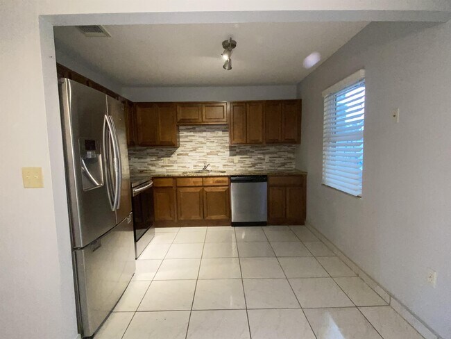 Building Photo - 637 Mesilla Dr