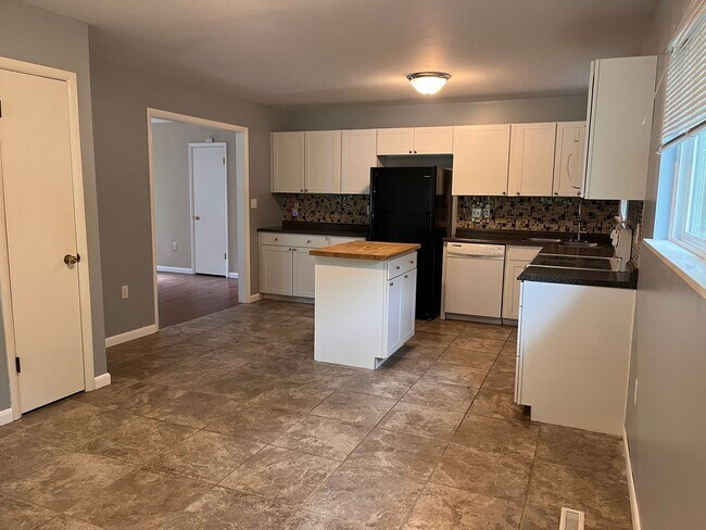 Building Photo - Beautiful home close to the Peaks of Otter!