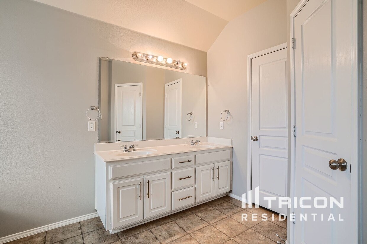Foto principal - 305 Hidden Lake Ct