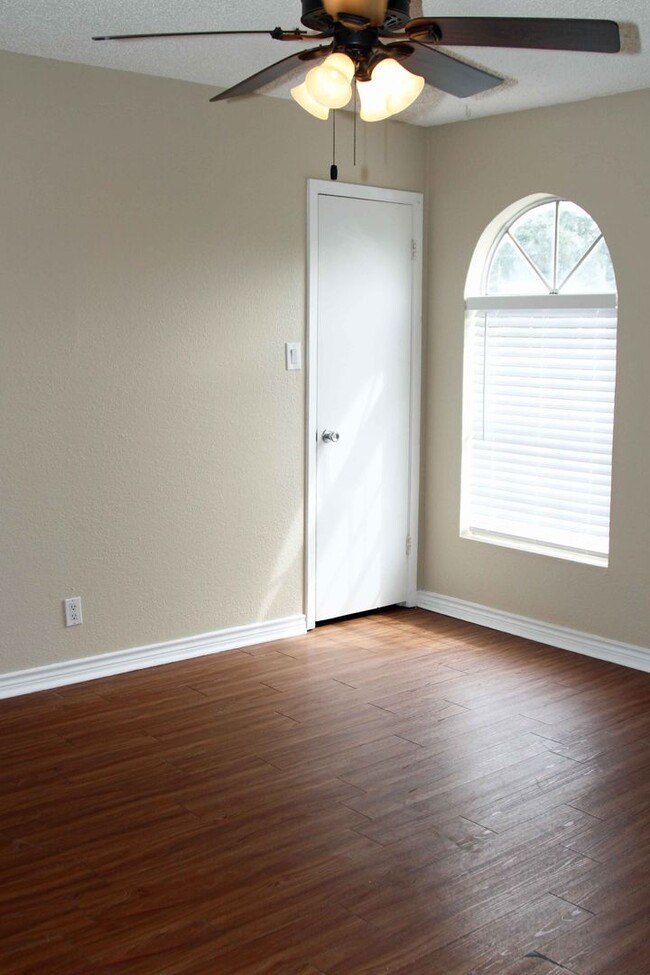 Building Photo - Live Your Best Life at This Downtown Condo...