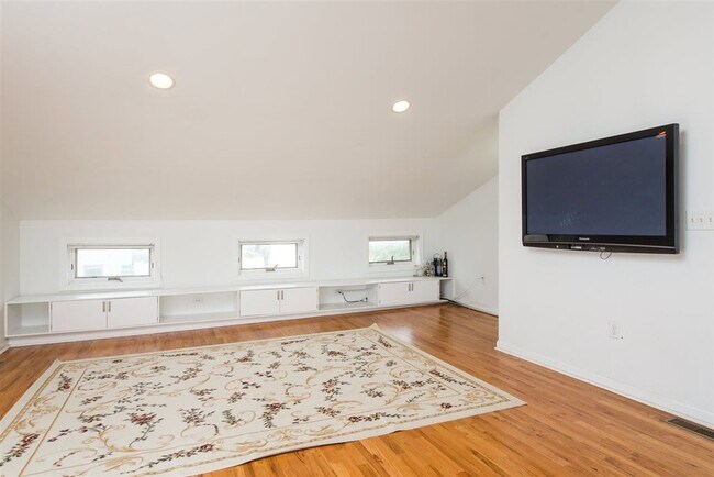 Building Photo - 283 7th St