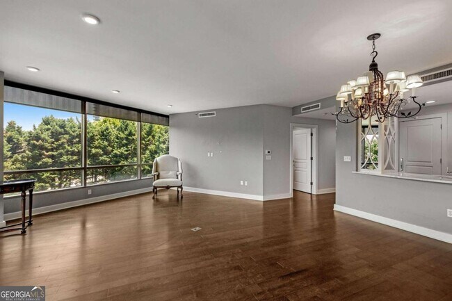 Building Photo - 700 Park Regency Pl NE