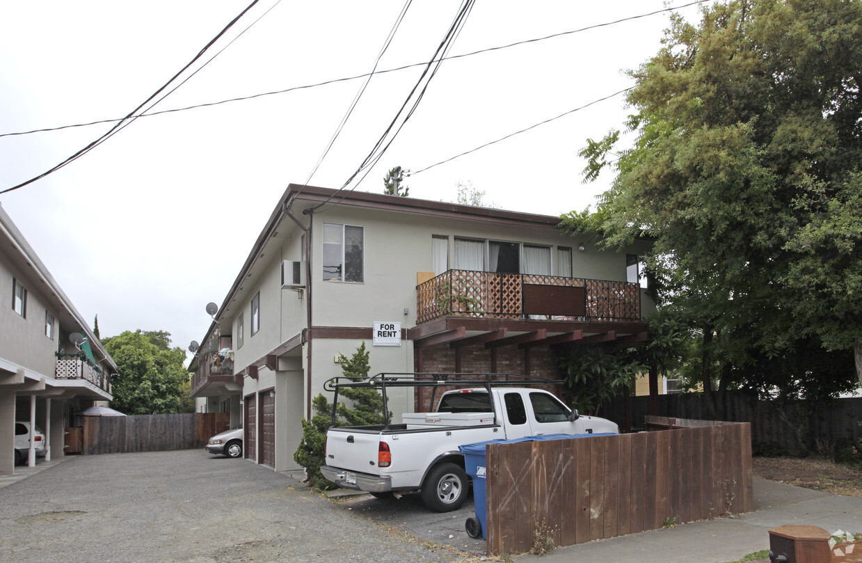 Building Photo - Red Oak Apartments