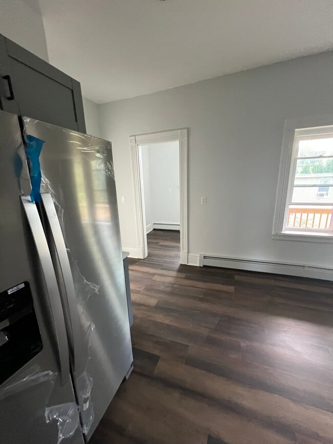 Building Photo - 185 Maple St