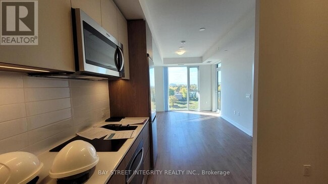 Building Photo - 5858 Yonge St