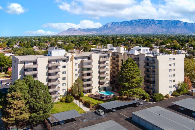 Foto del edificio - Uptown Square