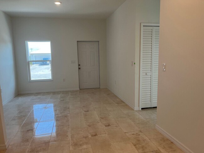 Foto del edificio - Brand New Construction 2/2/1-MOVE IN READY!!