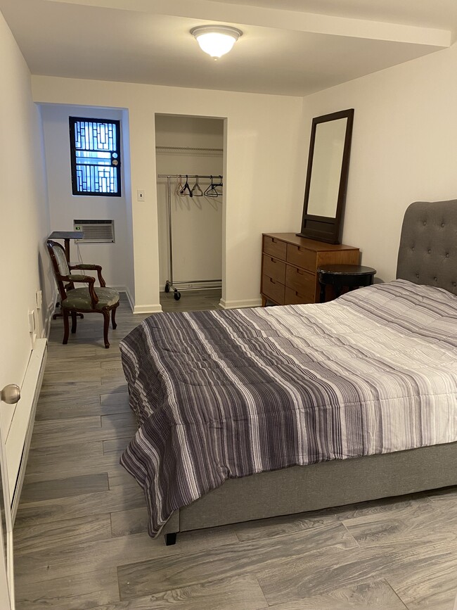 Dormitorio - 4506 Iowa Ave NW