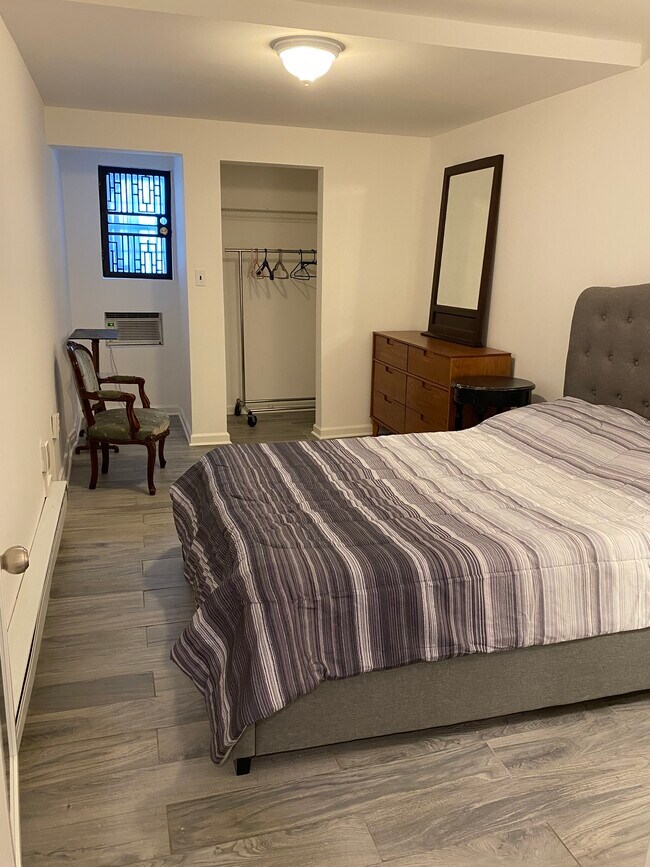 Dormitorio - 4506 Iowa Ave NW