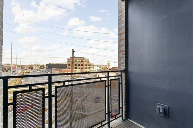 Building Photo - 747 N College Ave