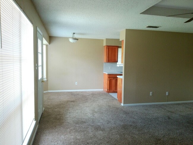 Building Photo - 862 Siskin Cir