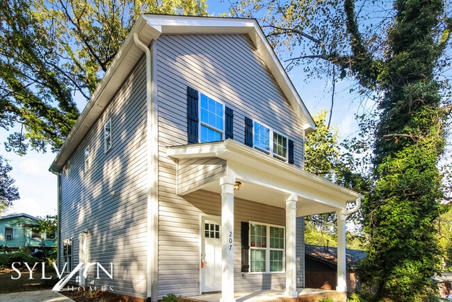 Building Photo - This 3BR, 2.5 BA home is ready for new res...